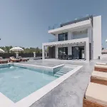 Infinity - Private Pool, Close To Centre, By Zantewize Kalamákion