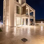 Villa Infinity - Private Pool, Close To Centre, By Zantewize