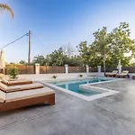 Infinity - Private Pool, Close To Centre, By Zantewize Villa