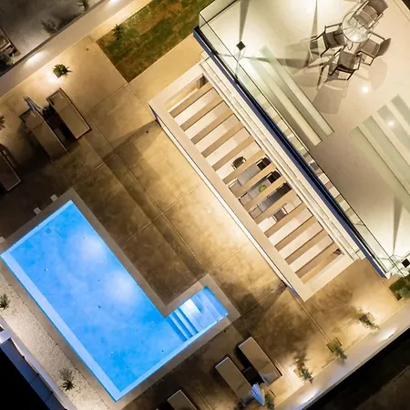 Infinity - Private Pool, Close To Centre, By Zantewize فيلة