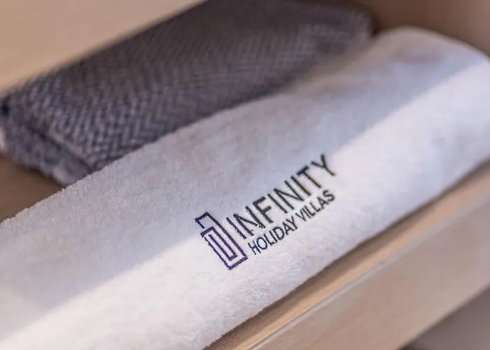 Infinity - Private Pool, Close To Centre, By Zantewize *